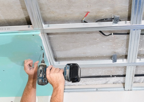 Abgehängte Decken und Trennwände aus Gipskarton Abgehängte Decken und Trennwände aus Gipskarton