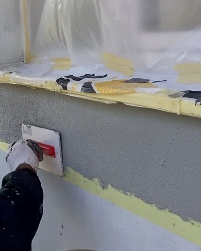 Detailansicht professioneller Putzarbeiten an einer Fassade in Gärtringen