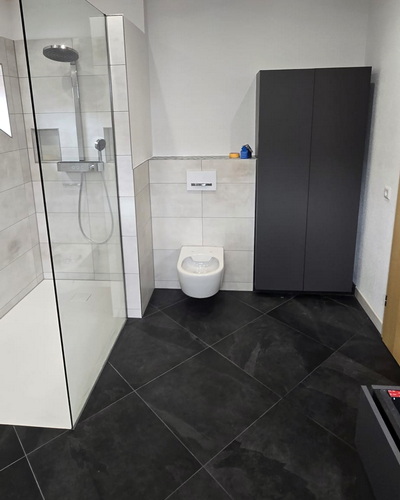 Modernes Badezimmer mit Glasdusche, Wand WC und Badezimmer-Schrank